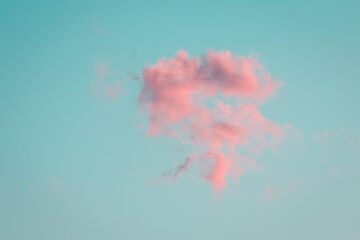 Rosa Wolke am Himmel (Symbolbild)